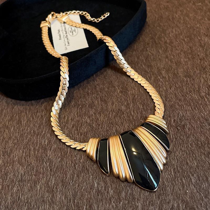 Vintage Rhinestone Flower Heart Necklace - Elegant Retro Clavicle Chain, Light Luxury Style