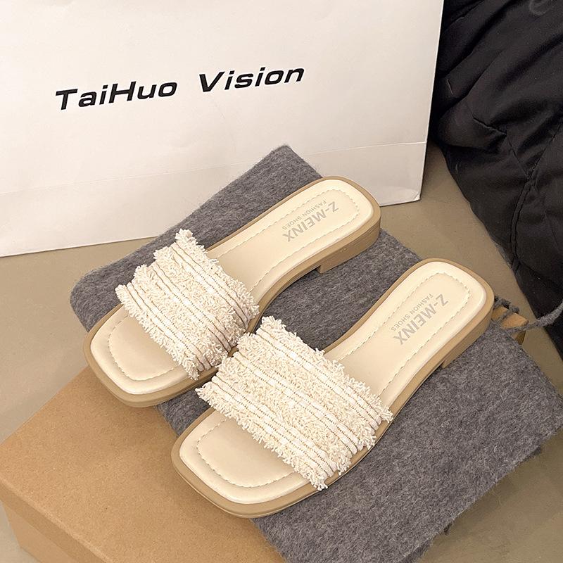 2025 summer new flat-bottomed cool slippers women wear summer women go out to the beach with skirts one-word drag