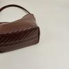 Damen gewebte PU-Eimertasche Minimalistische Umhänge-Handtasche für den täglichen lässigen Einkauf