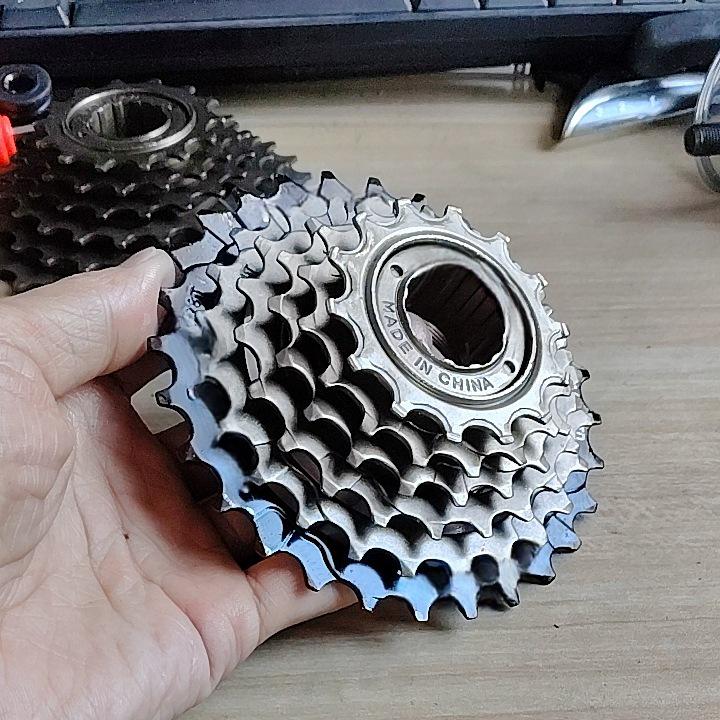 Vélo de montagne 27 vitesses avec poignées tournantes, roue libre indexée 7 vitesses, pignons arrière 9 vitesses, roue libre bruyante 8 vitesses et moyeu à cassette à changement de vitesse