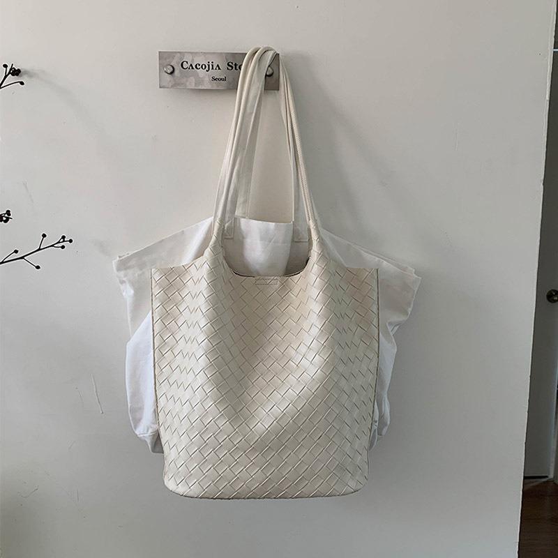 Niche woven pattern hand carrying bucket bag women's new large-capacity commuting shoulder underarm mother and child bag