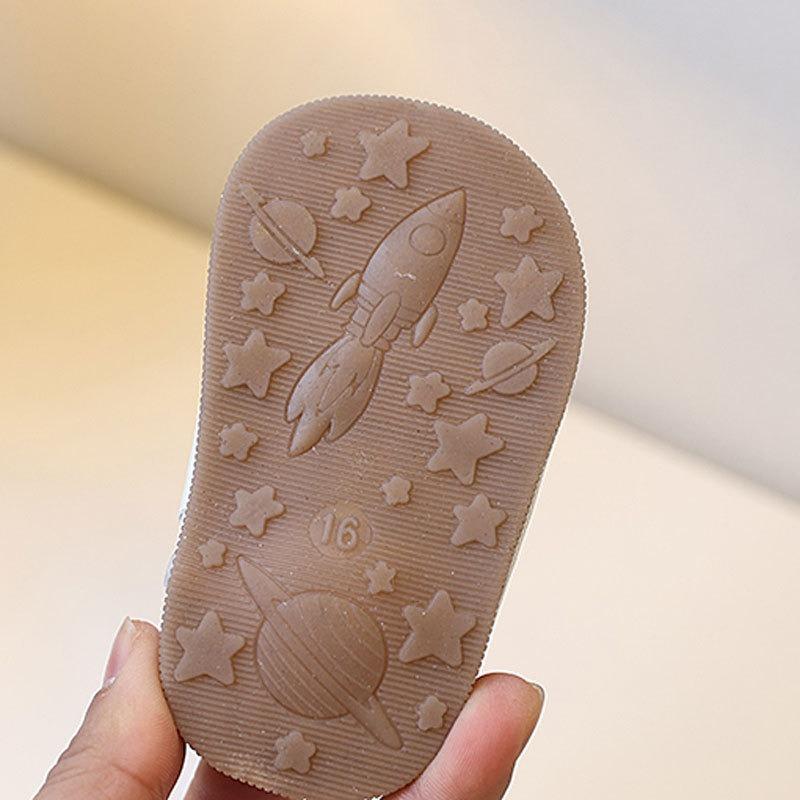 Summer Sandals for Baby Girls 0-1-2 Years Old, Soft-Soled Infant Walking Shoes, Floral Squeaky Shoes with Closed-Toe Design.