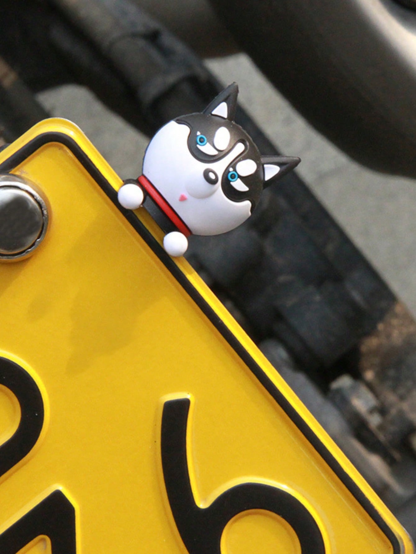 

3D Cute Husky Car Dashboard Ornament - Rubber Material, License Plate Frame Decoration, Motorcycle Modification Accessory