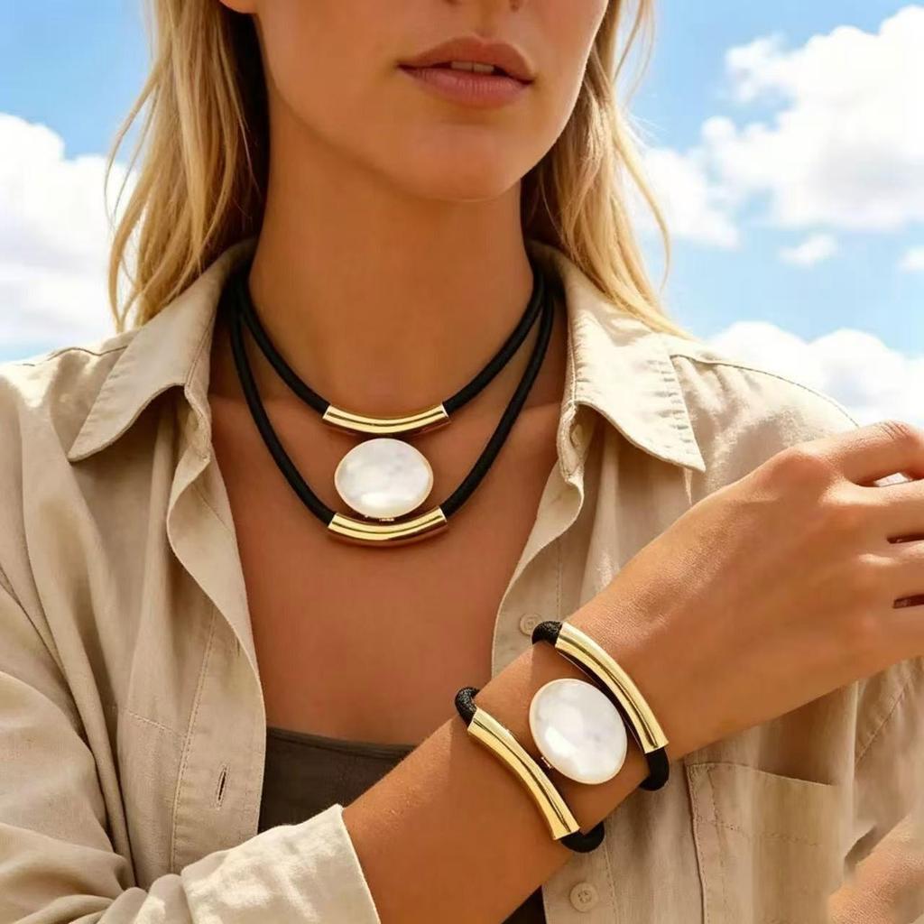 Collana Pendente Linea Geometrica Minimalista con Design Svuotato