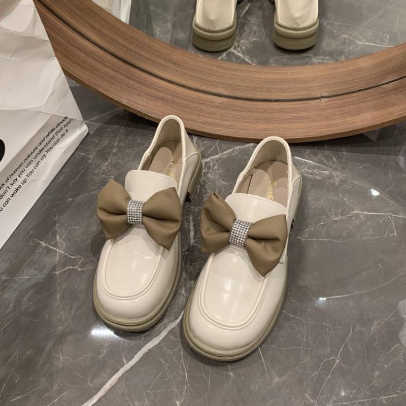 

Женские новые осенние модели носят туфли-лодочки на мягкой подошве с бантами с юбками и маленькую кожаную обувь на работу. 40