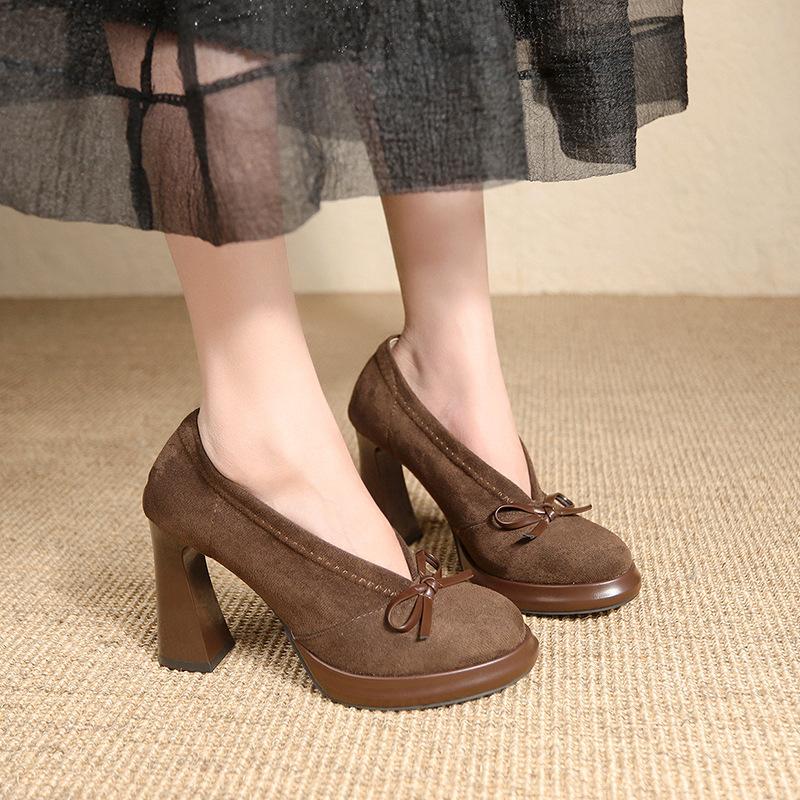 

Мода 2025 Новая округлость Удобные высокие каблуки с замшевыми туфлями-лодочками Легкая повседневная стильная обувь с бантом для женщин 40 коричневый