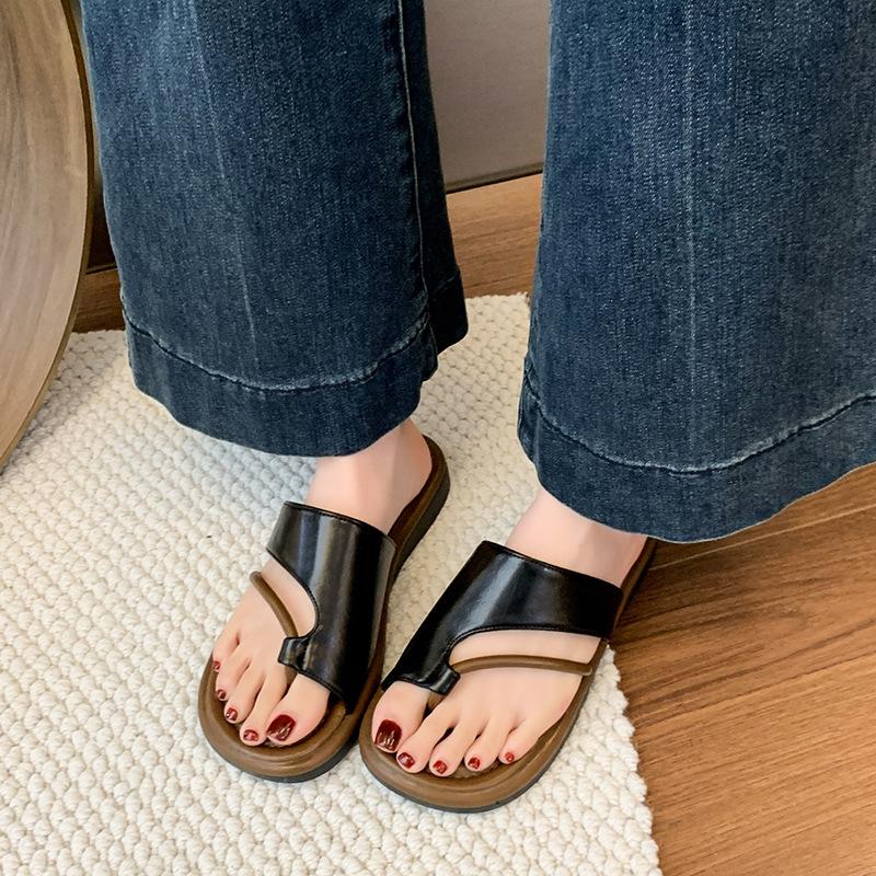 2025 summer new niche design sense cover toe casual versatile sandals wear soft bottom comfortable retro slippers women