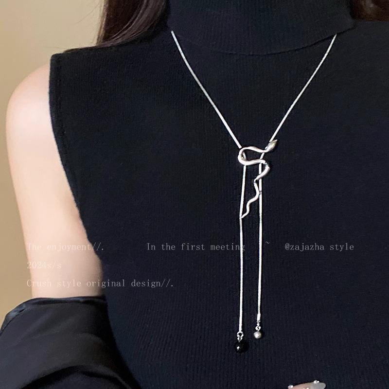 Unique design sense, small snake pull adjustable necklace women s 2024 new light luxury temperament autumn and winter sweater chain accessories