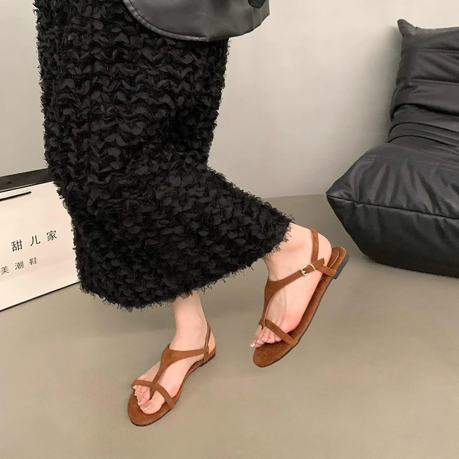 2025 Korean version summer new fashion versatile toe niche flat sandals women wear beach retro Roman shoes