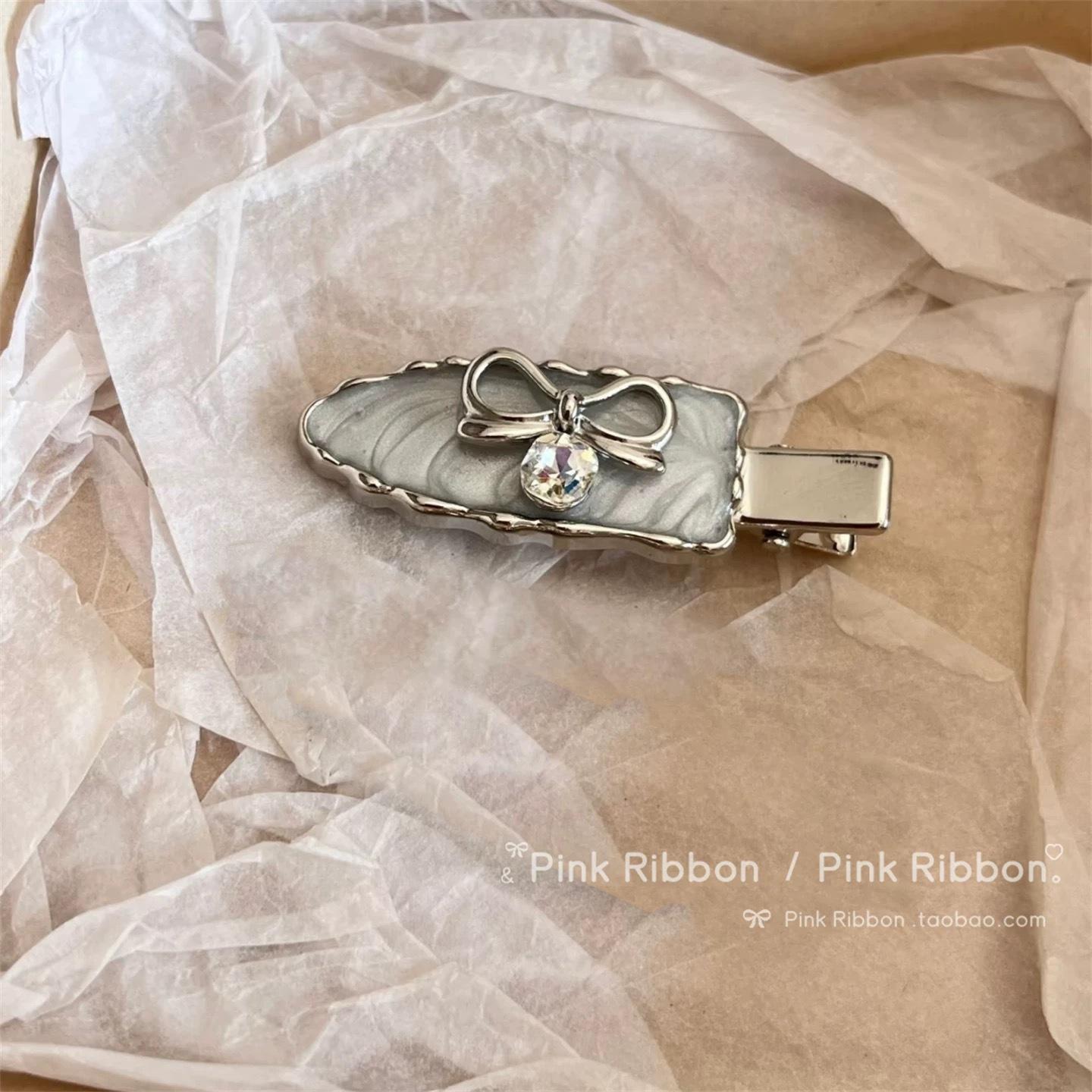 

Водяной бриллиант, вишневый бант, зажим-уточка, бахрома, боковой зажим для фиксации торчащих волосков, головной убор