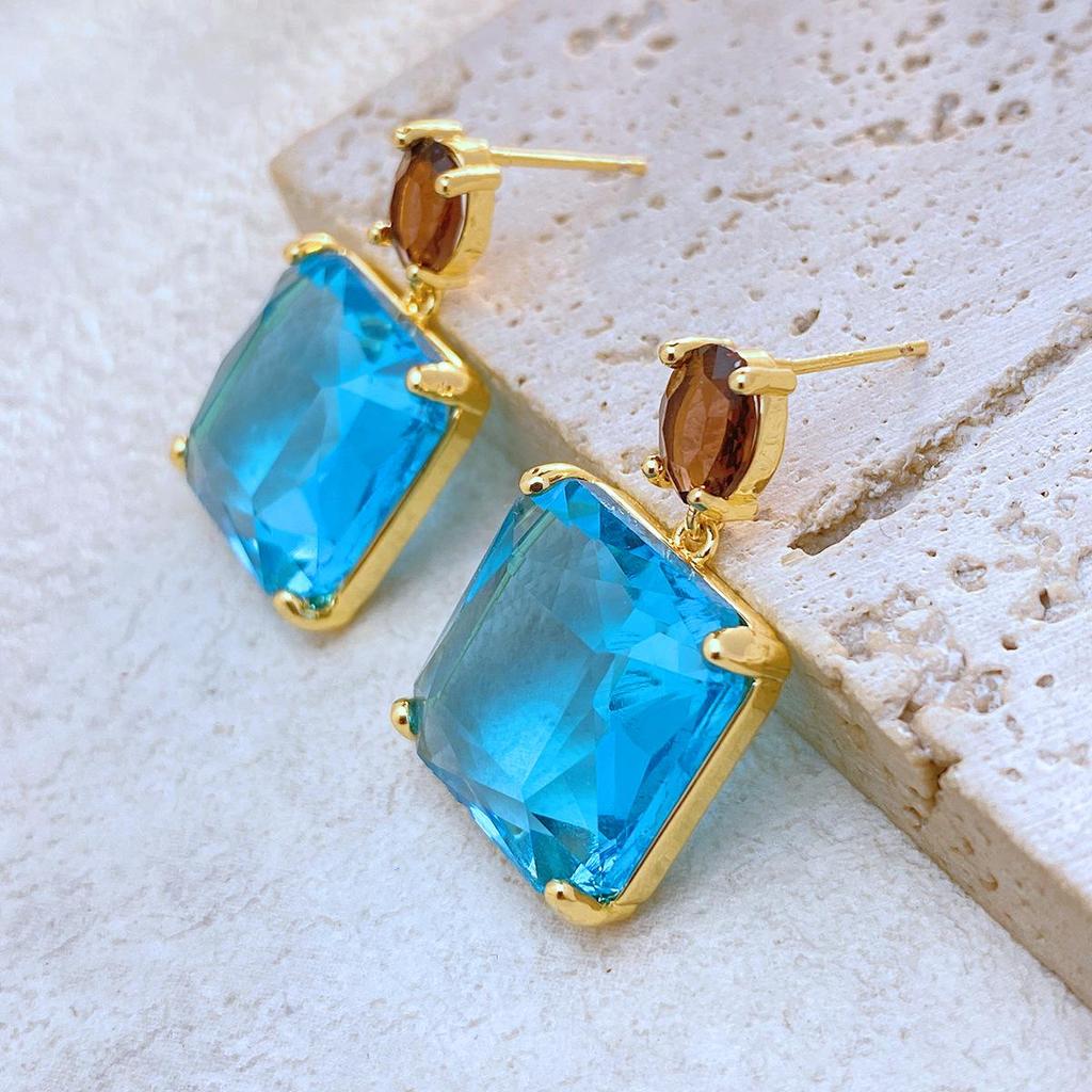 Orecchini Vintage Europei e Americani con Zirconi Smeraldo: Placcato Rame con Oro Vero