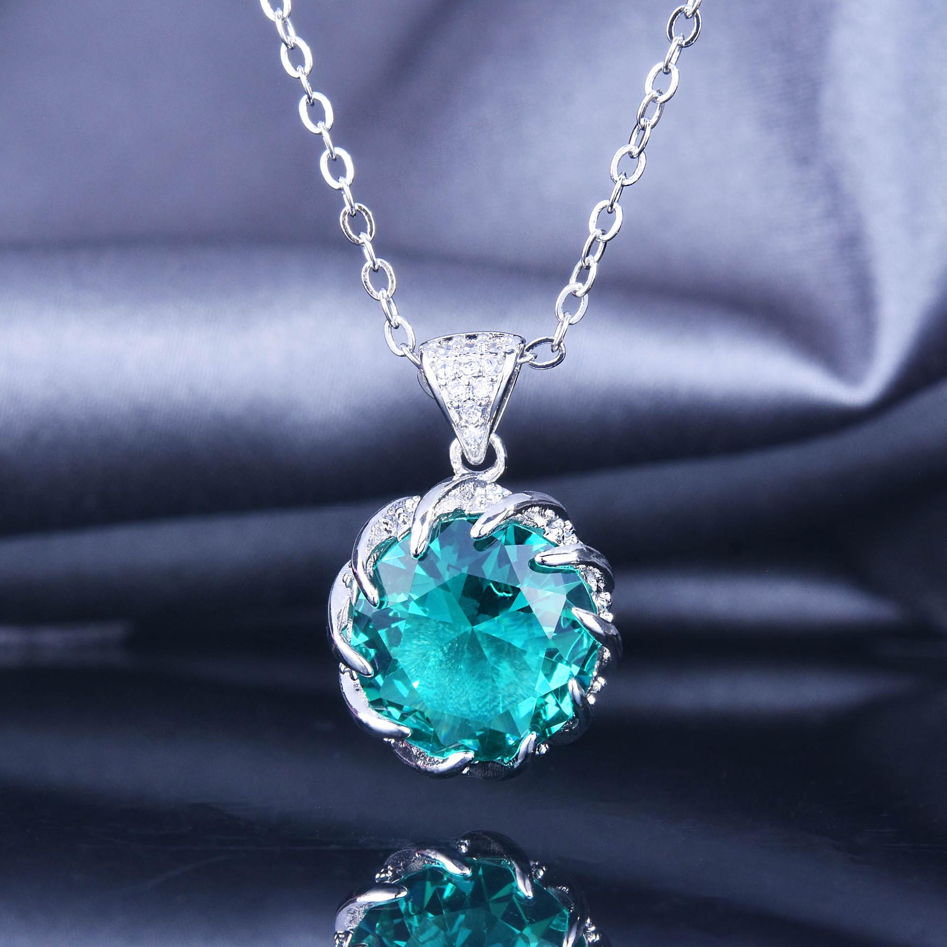 

Новый бриллиантовый набор «Лотос» 7,5 карат: Подвеска с бриллиантом яркого желтого цвета, серьги-пусеты с бриллиантами цвета параиба и кольцо с цветным драгоценным камнем.