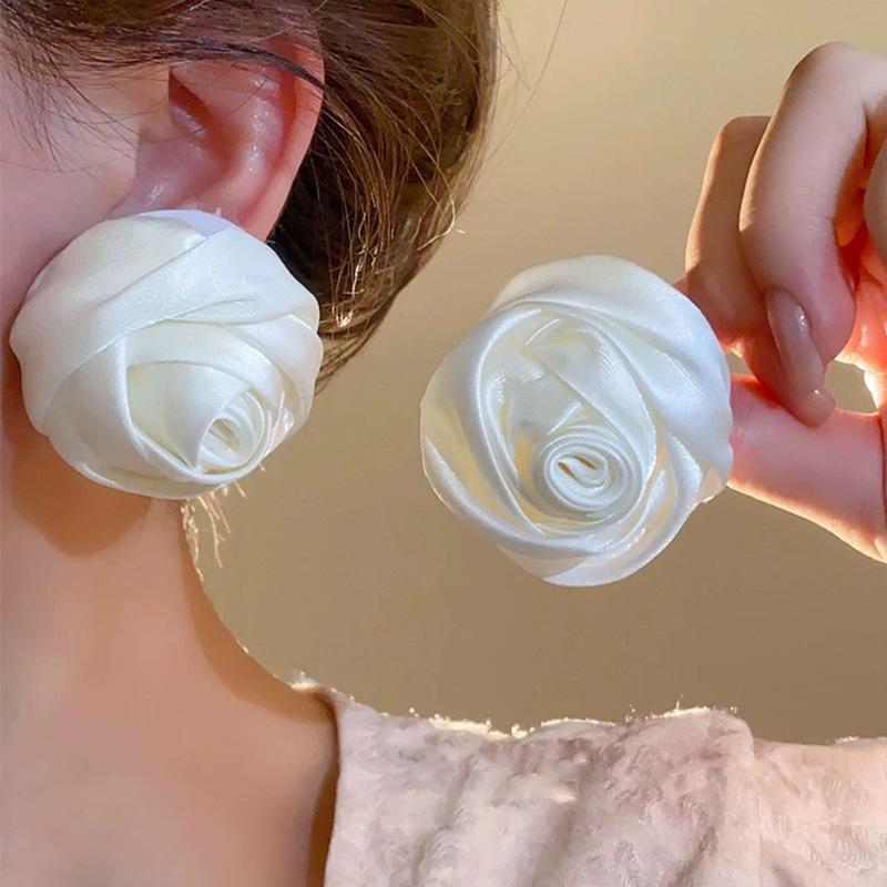 Niche design temperament retro French Hong Kong style earrings, exaggerated personality satin three-dimensional rose flower stud earrings ears