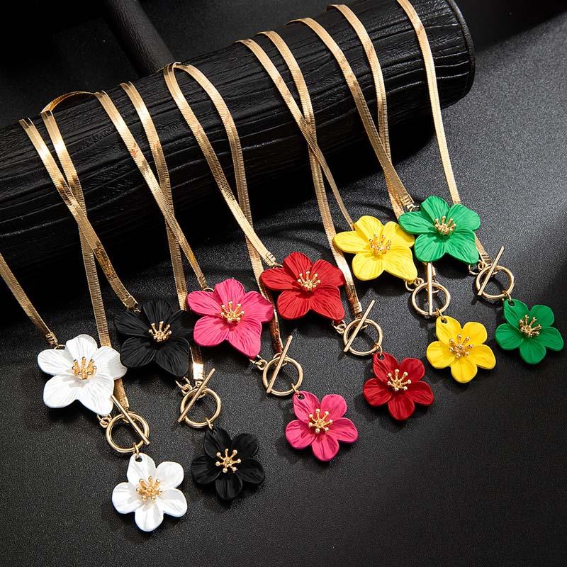 Bohemian White Flower Flat Snake Bone Chain Pendant Necklace for Women Elegant Gold OT Chain Necklace Jewelry Holiday Gift