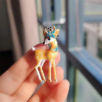 Christmas Series Cute Dripping Sika Deer Brooch, Simple Personality, Sweet Little Animal Pin, The Same For Men And Women