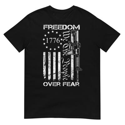 Freiheit über Angst Pro-Waffen USA-Flagge 2. Verfassungszusatz (AUF DER RÜCKSEITE) T-Shirt