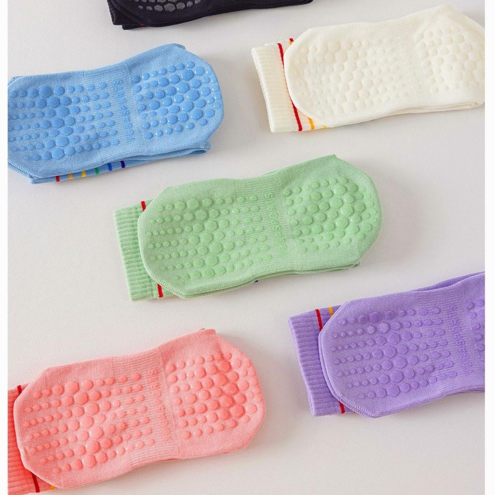 1 Pair Yoga Socks Anti Slip Silicone Mid-Calf Women Sports Socks 95% Cotton Sweat-Absorbent Anti-Odor Breathable Socks