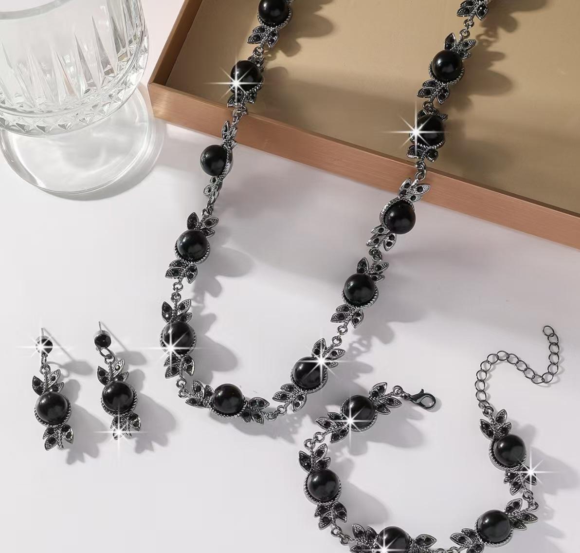 

2026 Light Luxury Niche European and American Retro Fashion Pearl Necklace Set Collarbone Necklace Bridal Accessories Cross-border Jewelry Bracelet 45CM чорний