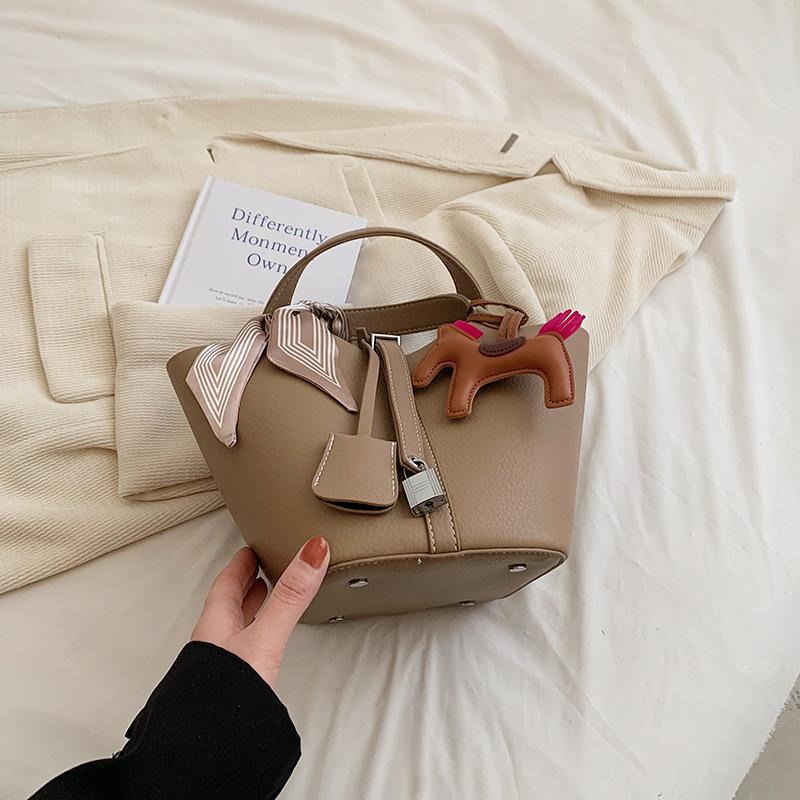 Premium bag, silk scarf pendant, child and mother contrasting color bucket bag, small lock, portable women's bag