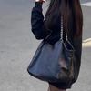 Große Kapazität Tote Bag, Schwarz, Modische Hobo Schultertasche mit Ketten-Detail, Nicht waschbar, Kein Verschluss, Kantenfarbe Nein