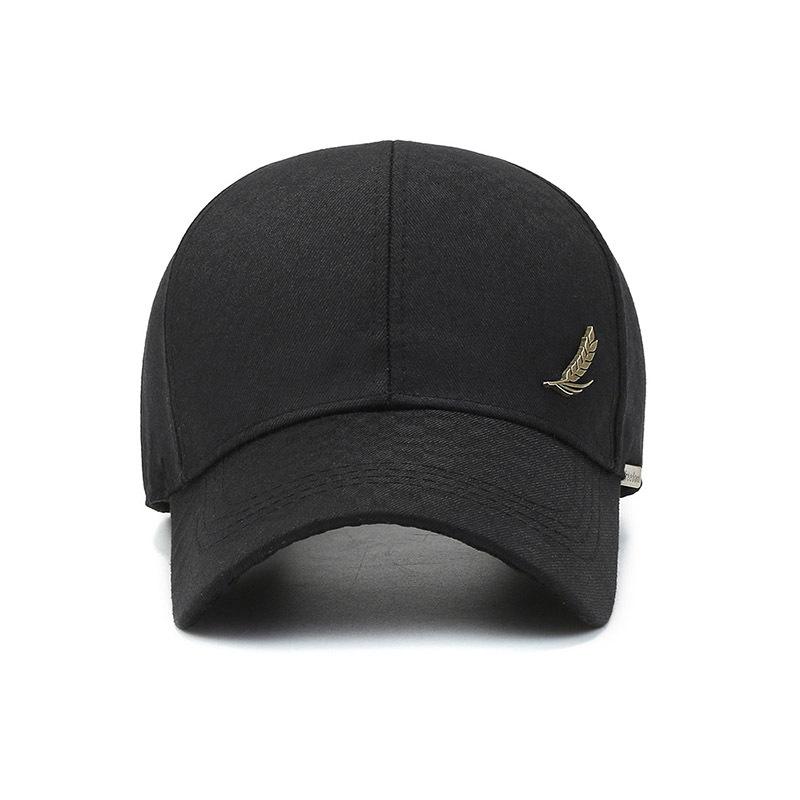 Sun-protective baseball cap: a simple and stylish men’s hat for leisure and travel