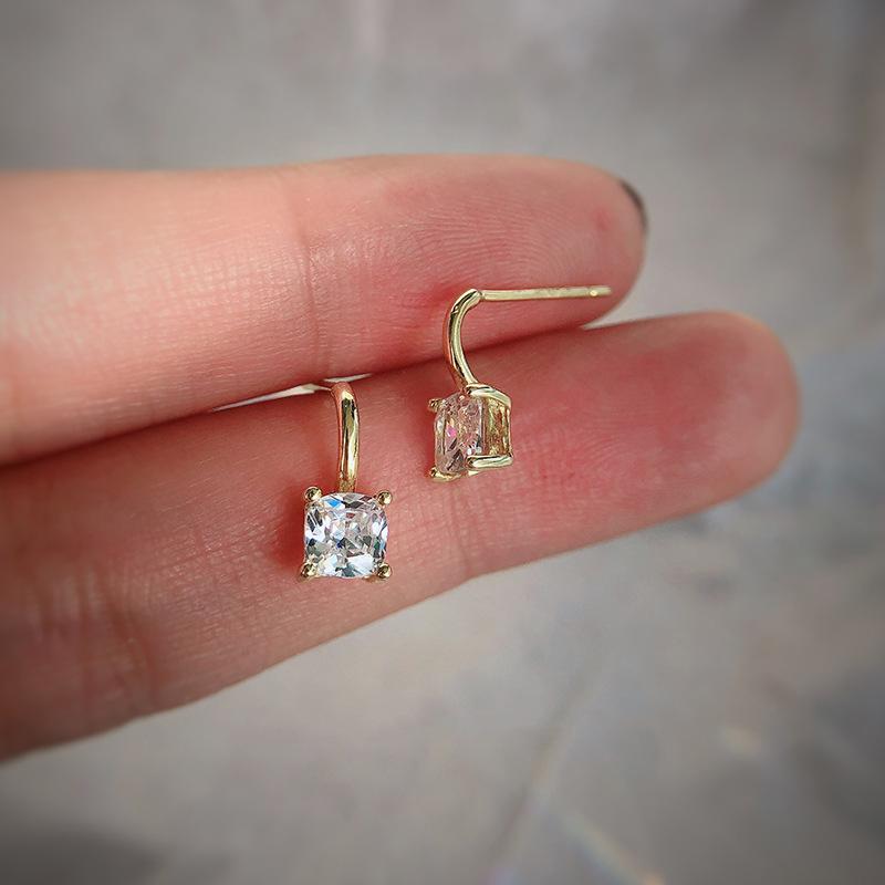 

Супер-вспышка циркония маленькие серьги-гвоздики женственность простые изогнутые квадратные серьги простые в использовании золотой