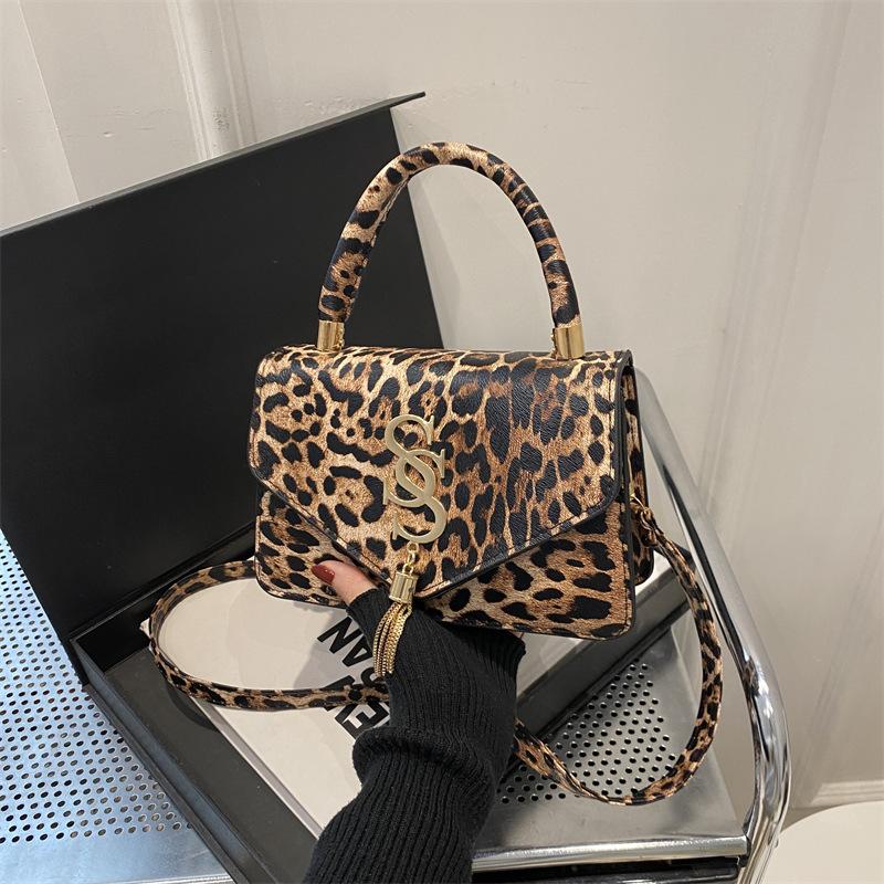 Small bag niche design leopard print 2025 new portable foreign style casual retro foreign style personalized messenger small square bag