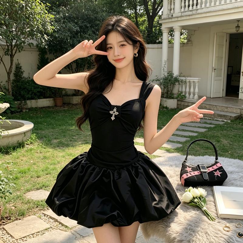 French Hepburn Style High-end Black Suspender Dress Summer Temperament Hot Girl Waist Fluffy Little Black Dress Woman