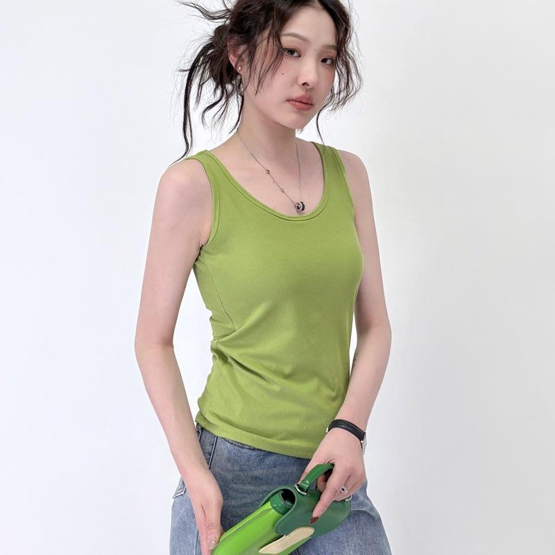 A New Style of Sleeveless, One-piece Halter Top for Women Who Can Wear Alone As An Inner Layer To Make Them Look Slimmer