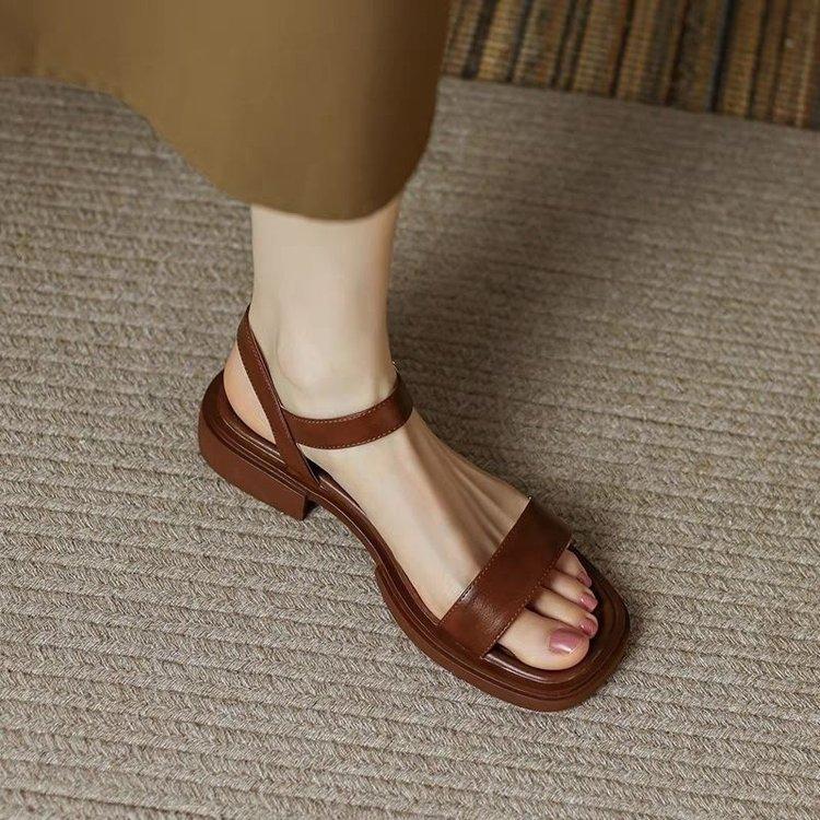 

Wholesale French simple retro sandals summer new temperament flat thick heel word with open toe Roman shoes 42 коричневий