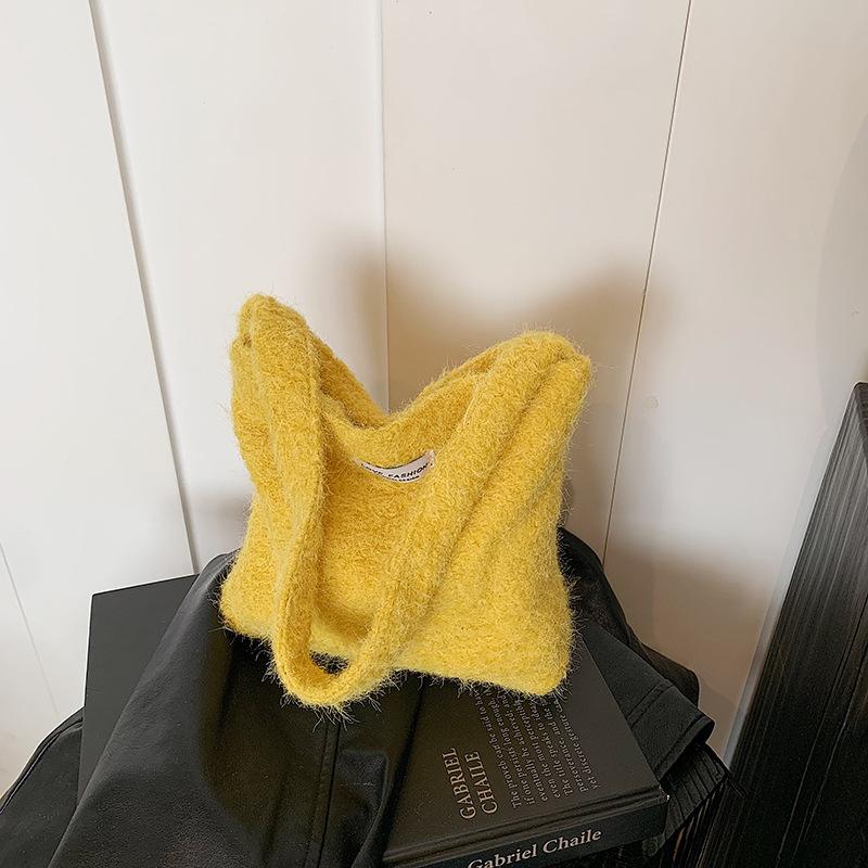 Trend woven bag women's winter new fashion casual plush bucket bag versatile shoulder bag