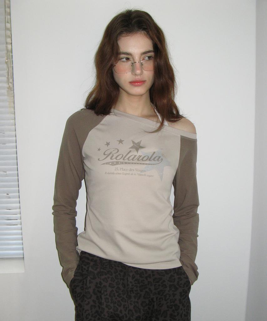 ROLAROLA Logo Graphic Off Shoulder Raglan T-Shirt Brown