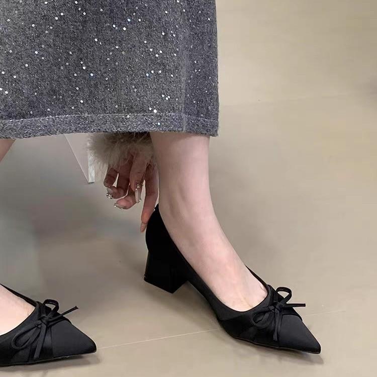 Mode 2025 Neu Un Pie Schleife Damen Mary Jane Schuhe Mode Spitzschuhe Partykleid Niedrige Absätze Damenschuhe