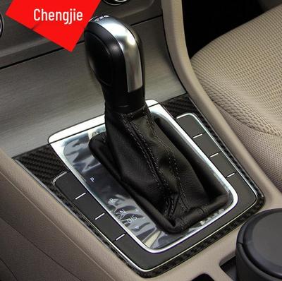 Accesorii interioare compatibile din fibră de carbon pentru VW Golf 7: Consolă, Schimbător de viteze, Suport pentru pahare, A/C, Decor pentru navigație.