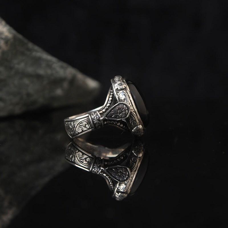 Vintage stříbrná barva ručně vyráběný vzor gravírování Pánský prsten Kovová vykládaná černá zirkonová gotický punkový prsten 2021 Trendy šperky