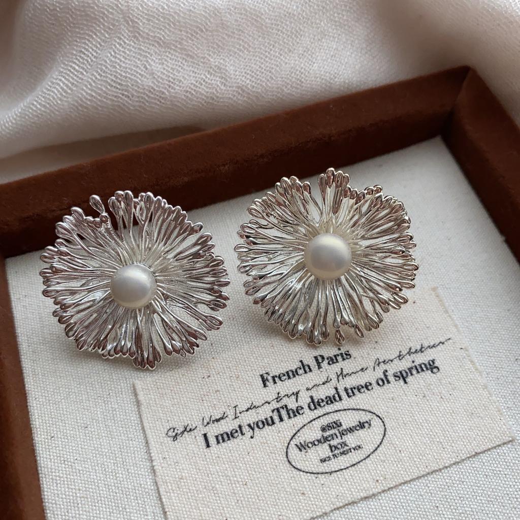 French Metal Flower Pearl Stud Earrings, High-End Light Luxury, Personalized Temperament, Niche Three-Dimensional Design Earrings