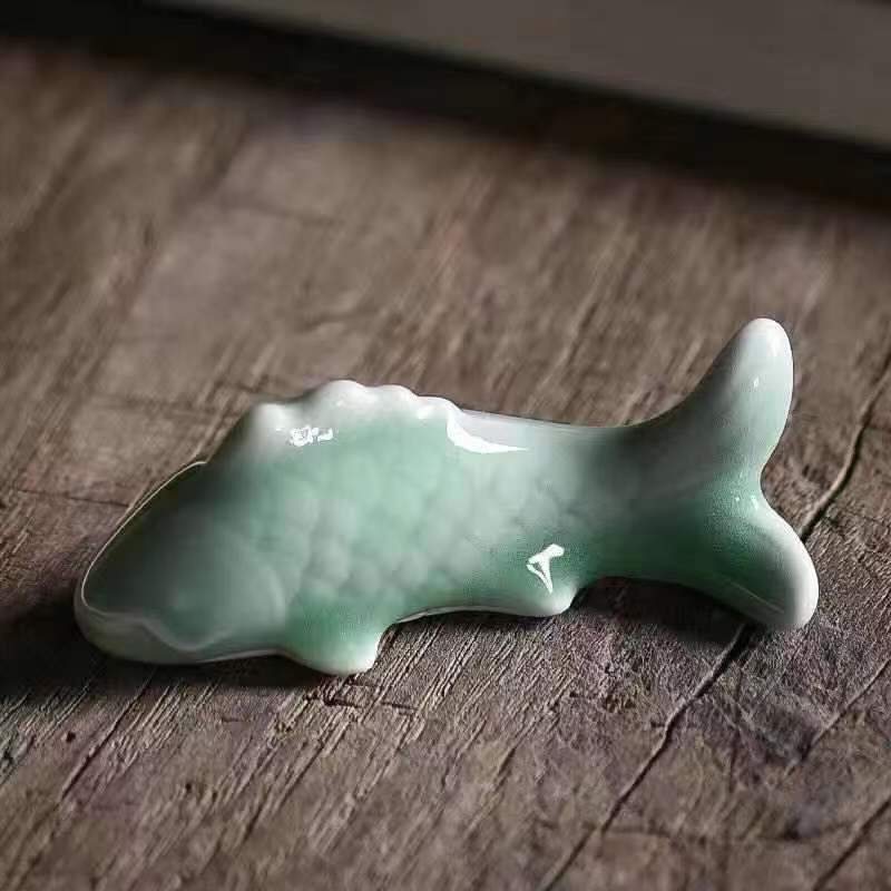 

FY Lovely Koi Carp Маленькие держатели для ручек Керамика Украшения для гостиной Фигурки рыбок Селадон Домашний декор Украшения Садовая фея зелёный