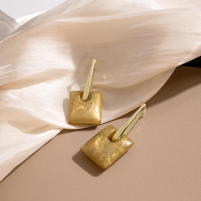 Korean Style Handbag with Celebrity-Inspired Pendant Square Earrings