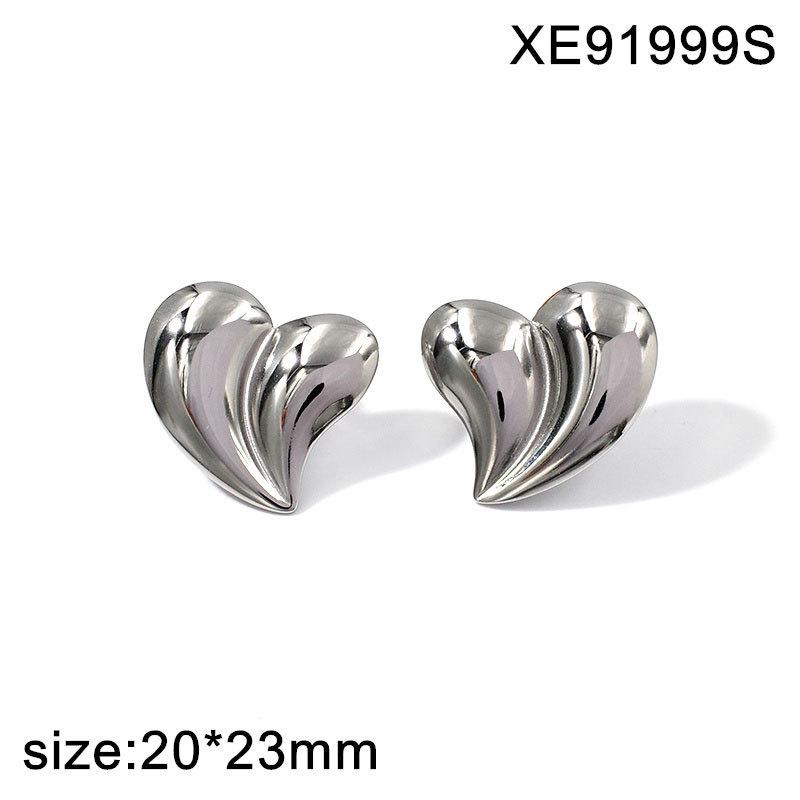 Gold-Plated Titanium Steel Heart Stud Earrings & Collarbone Chain Jewelry Set for Women in European American Style.
