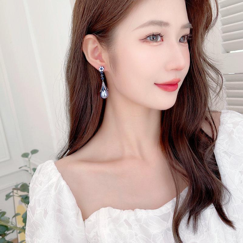 French Vintage Elegant Temperament Palace Style Earrings Light Luxury Long Style Decorative Droplet Imitation Pearl Earrings