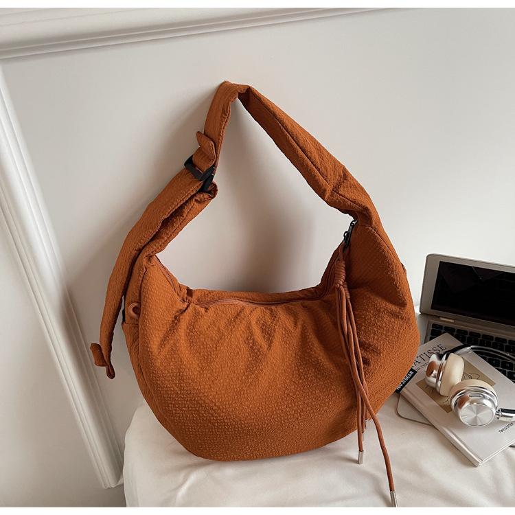 

Корейская версия повседневной сумки большой вместимости женская 2025 новая модная и легкая сумка-пельмень нишевый дизайн на плечо сумка-мессенджер коричневый