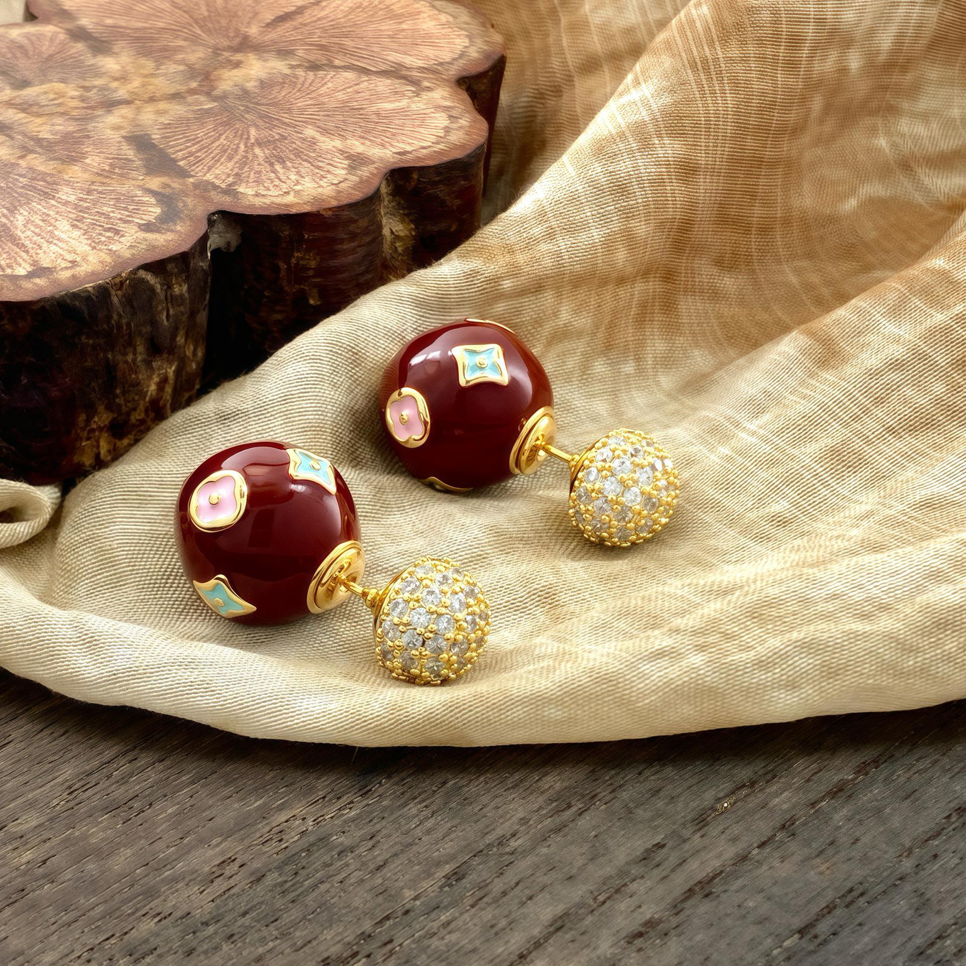 

Серьги-пусеты «Четырехлистный клевер» с цирконом и эмалью – Роскошные и элегантные украшения