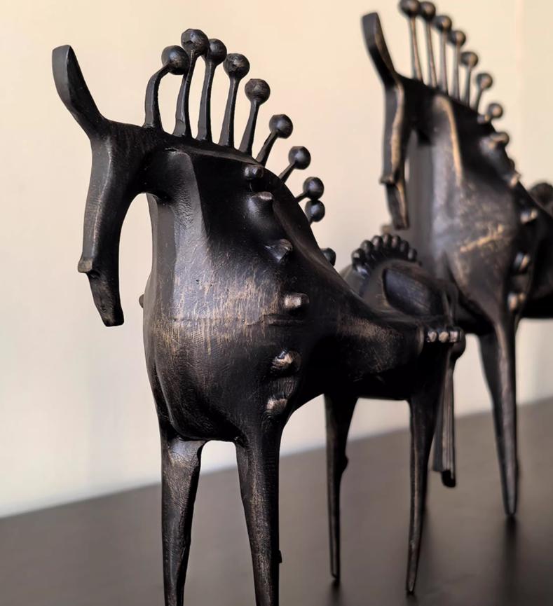 Handmade Iron Animal Sculpture Art Crafts Abstract Horse Stinging Horses Metal Decorative Figurines Home Decoration Accessories