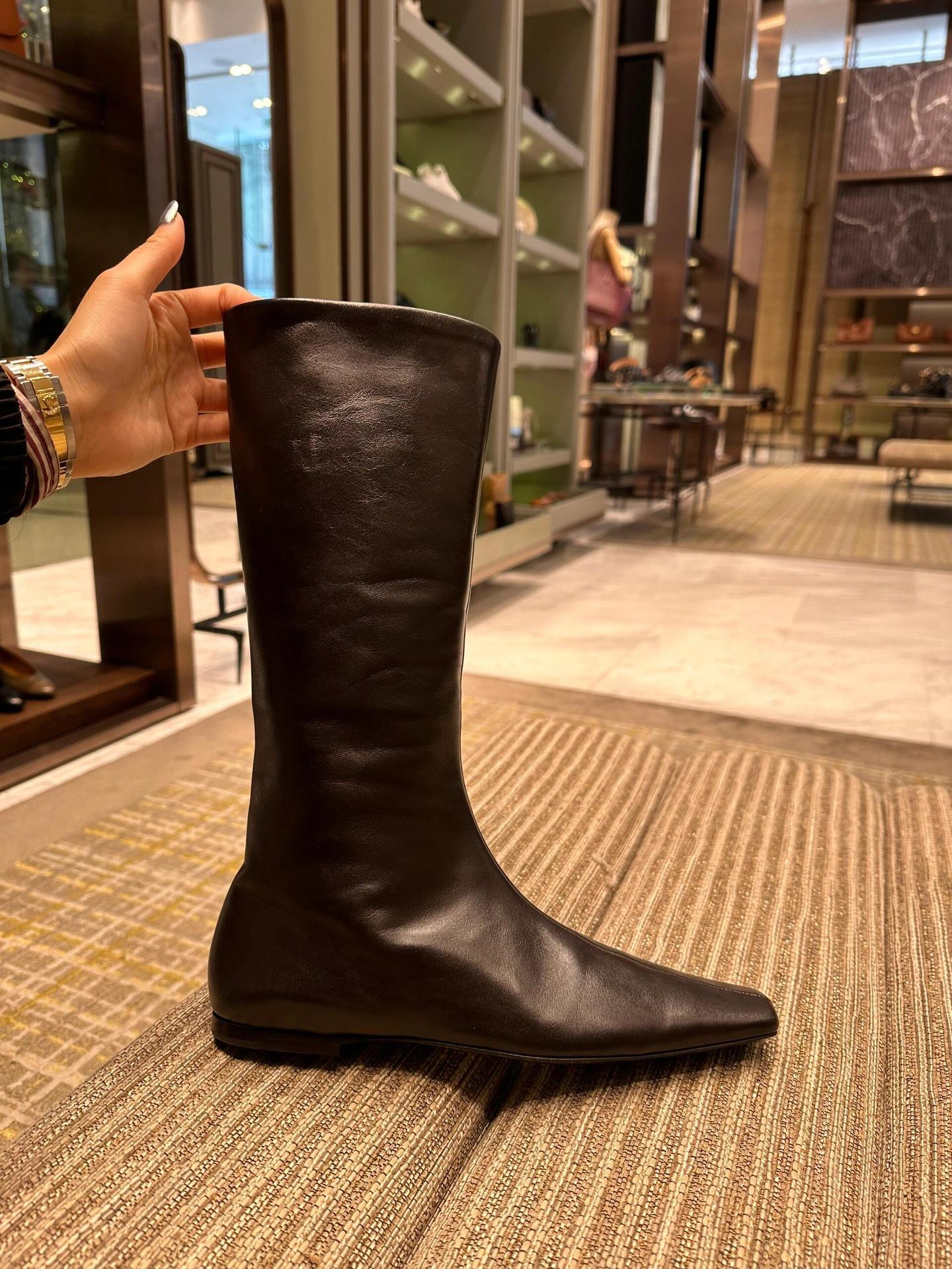 

Korean version niche simple row style flat-bottomed medium boots thin boots women 2025 long tube square head but knee high boots 40