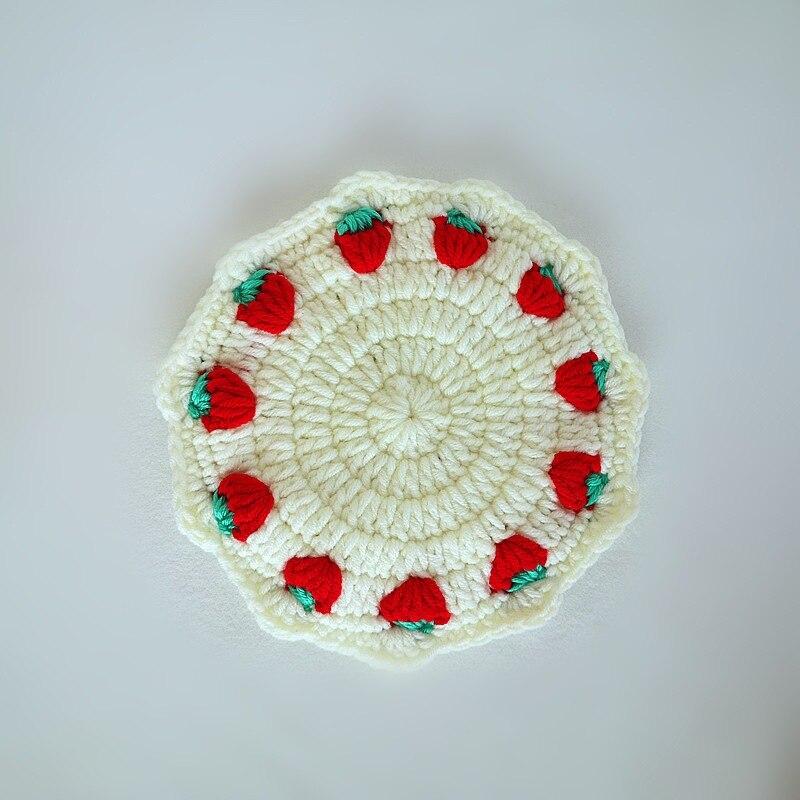 

Плетёная подставка под чашку «Любовь» с клубникой ручной работы