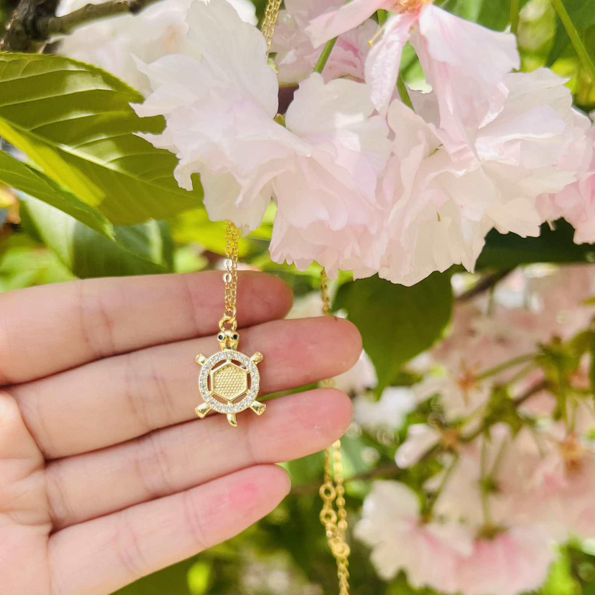 Antique Gold-Plated Turtle Pendant with Imitation Kingfisher Feather and Mother-of-Pearl Hanfu Accessory