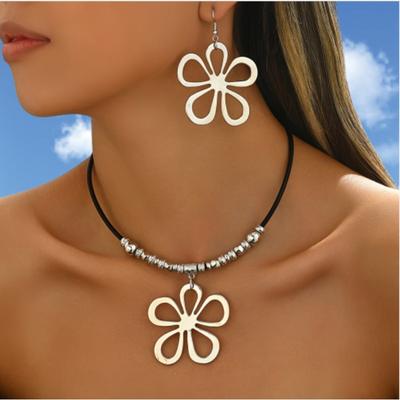 Ensemble de bijoux Collier pendentif fleur géométrique creuse corde noire Boucles d'oreilles fleur creuse