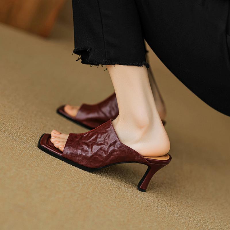 Neue Rindflechsen-Weichboden-Übergröße-Cool-Slipper Sommer Damen-Lederslipper Casual Einfarbig Hoher Absatz Eckiger Zeh Einschlupf