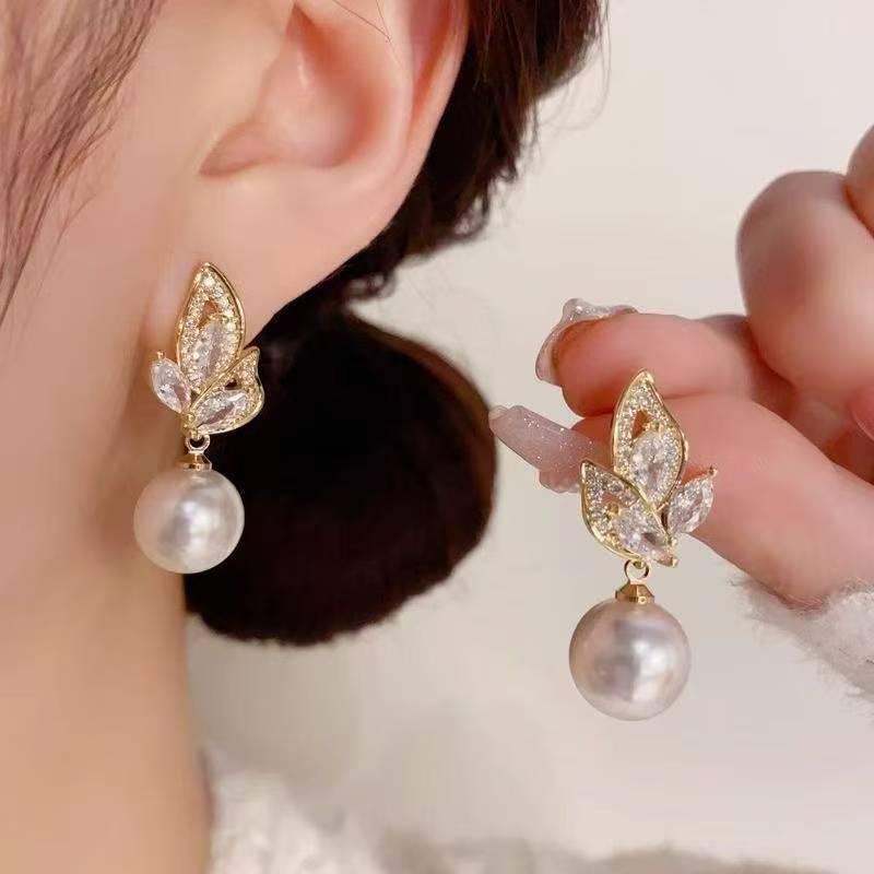 New Micro-Paved Zircon Leaf Pearl Earrings: Elegant Women's Luxury Studs with Exquisite Design