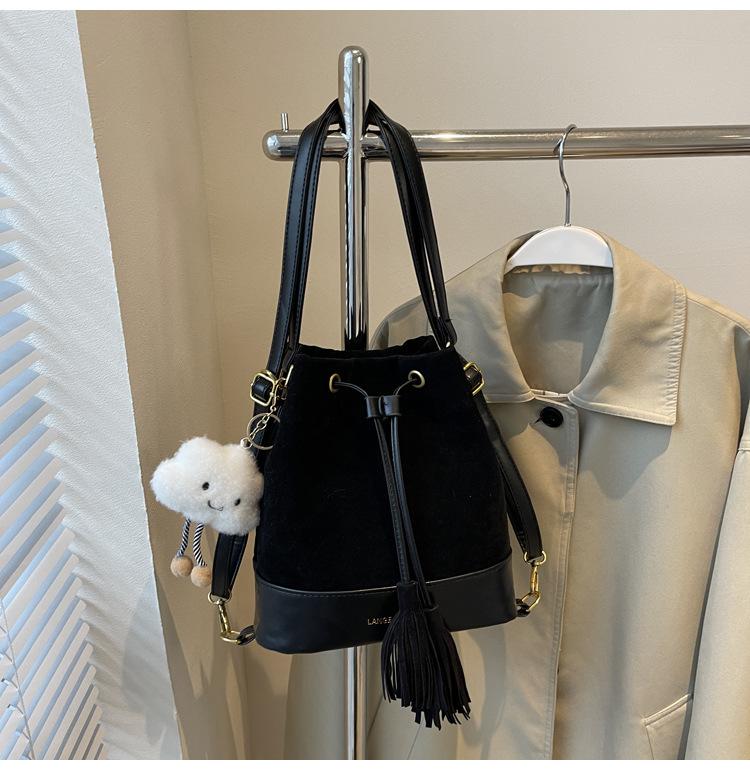 

New bag women s 2024 popular bucket bag autumn and winter retro niche design high-end backpack чорний